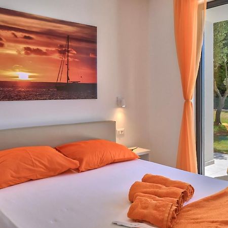 Villa Solis-Modern Villa For A Romantic Retreat, Heated Pool Ližnjan Exterior foto