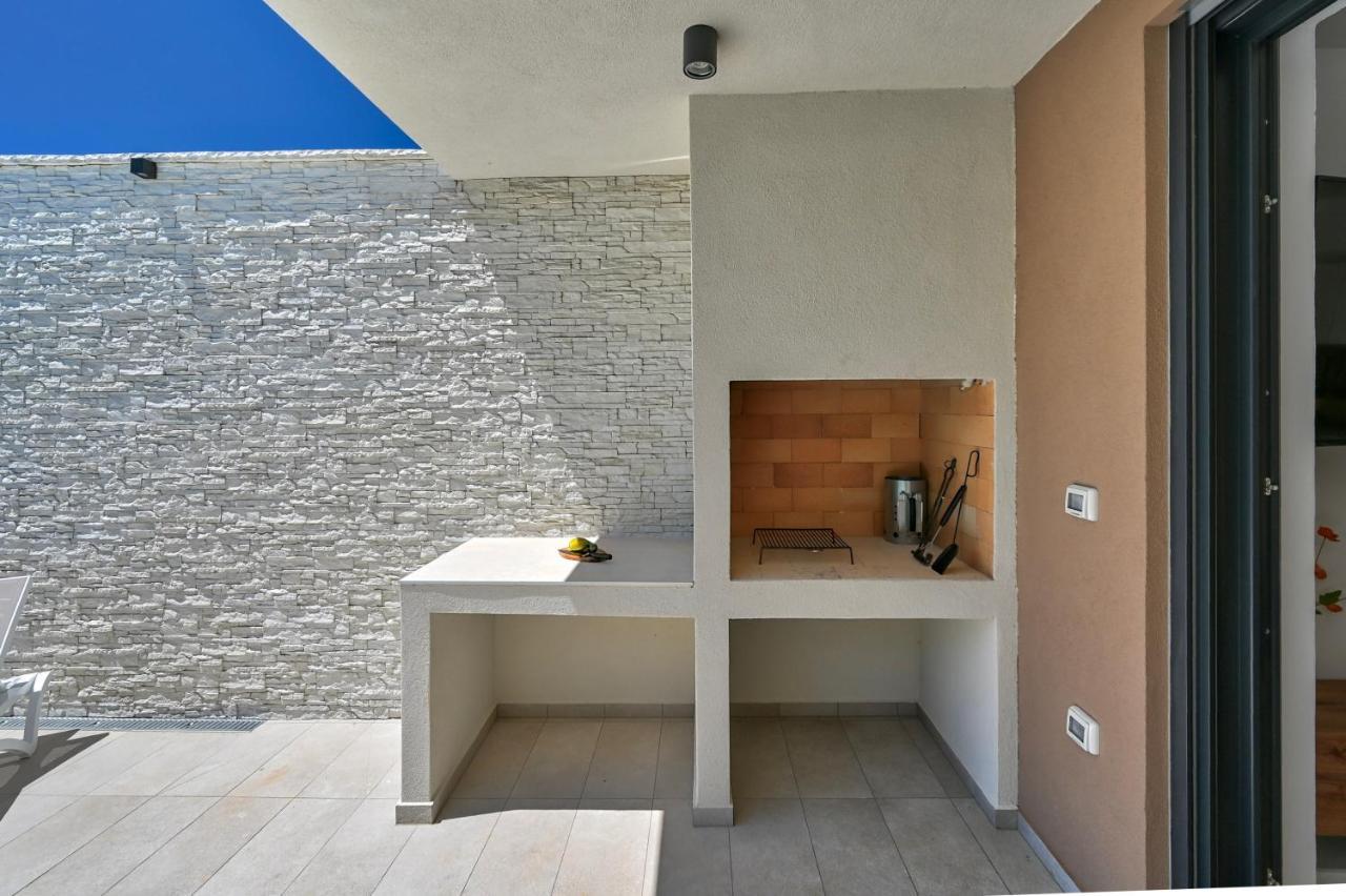 Villa Solis-Modern Villa For A Romantic Retreat, Heated Pool Ližnjan Exterior foto